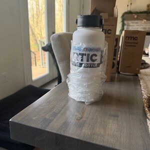 RTIC 32oz Bottle - white new in box